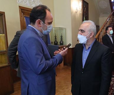 وزیر اقتصاد:روند حرکت بانک ملی ایران رو به رشد است