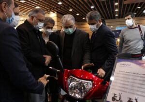 شهردار تهران از غرفه ایران‌دوچرخ در «نمایشگاه حمل و نقل پاک» بازدید کرد