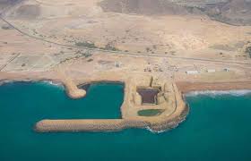 بازدید موثقی نیا از آبگیر و زمین ایستگاه پمپاژ گیشاب خط انتقال آب دریای عمان