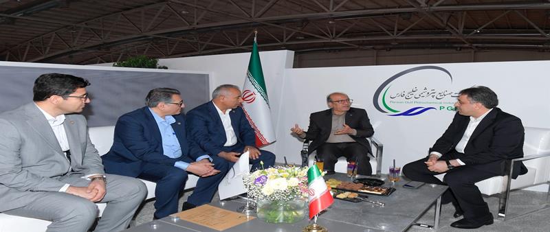 از بازدید رئیس صندوقهای بازنشستگی صنعت نفت و اعضای هیاترئیسه مجلس تا حضور گسترده رسانهها در غرفه بزرگترین هلدینگ پتروشیمی ایران