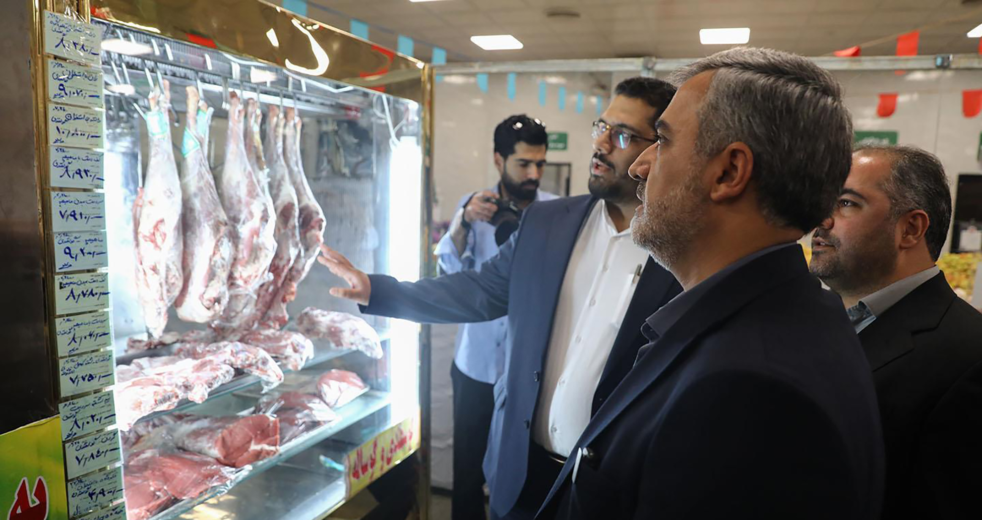 توزیع روزانه بیش از ۶۰ تن گوشت منجمد در میادین و بازارهای میوه و تره‌بار/ استقبال شهروندان تهرانی از نحوی توزیع گوشت قیمت مناسب بالاست