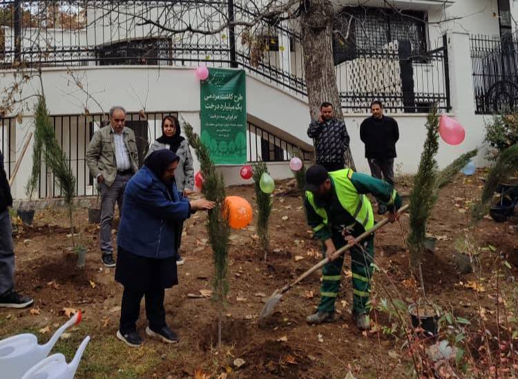 کاشت ۱۴۵۰ اصله نهال در منطقه یک؛ گامی عملی در مسیر طرح ملی یک میلیارد درخت