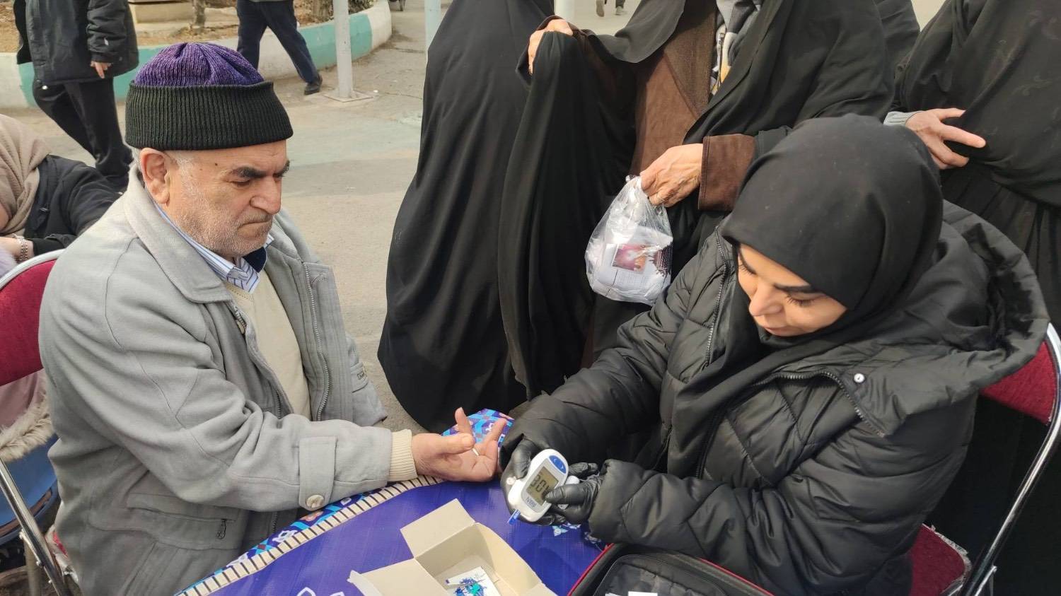 از «عمو روحانی» تا پایش سلامت؛ استقبال نمازگزاران از میز خدمت شهرداری منطقه یک در نماز جمعه